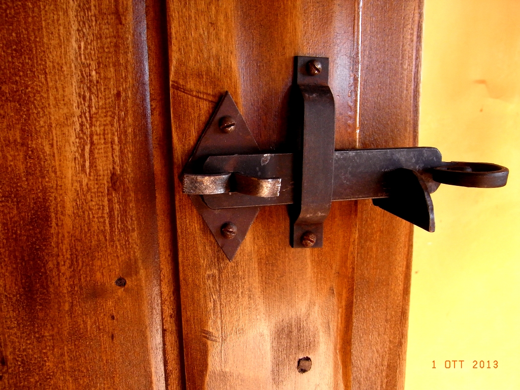 Particolare di chiusura salterello su porta Mod. Casale in legno di Pioppo Anticato