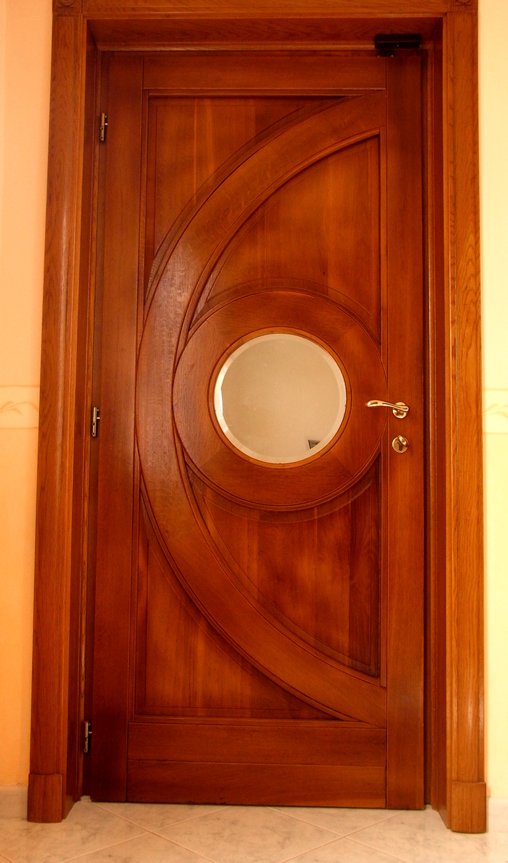 Portone in legno di Rovere con specchio interno rotondo